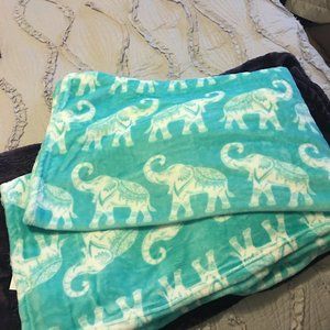 AVAFORT Elephant Lightweight Cozy Throw - NWOT